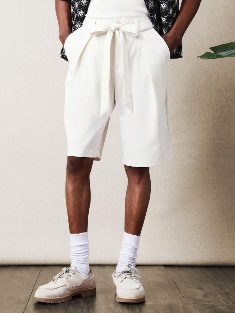 Pantalones cortos a medida con lazo en el cinturón
