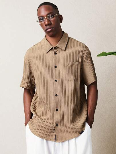 SUMWON Men's Short Sleeve Button Down Shirt With Vertical Striped Pattern Classic Collar Regular Fit Casual Summer Top