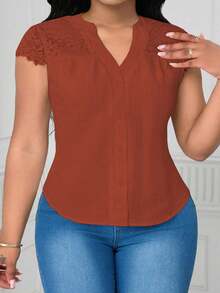 SHEIN Clasi Blusa de tela texturizada con cuello en V y encaje en contraste para tallas grandes - Color caoba - Ver 7