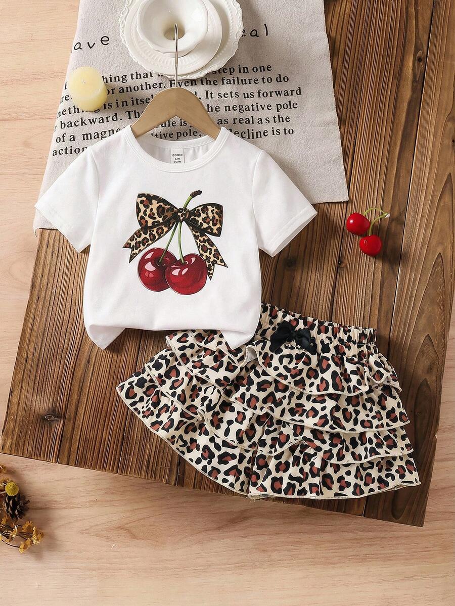 SHEIN Set de 2 piezas de camiseta de punto con estampado de cerezas y pantalones cortos de leopardo tejidos para niña bebé - Multicolor - Ver 1