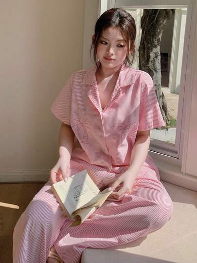 Dazy Plus Bộ đồ ngủ cỡ lớn kẻ sọc tay ngắn vai rớt cài cúc phía trước