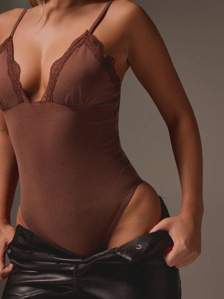 MISSGUIDED Body in pizzo con scollo a V profondo, senza maniche, di colore marrone, con spalline regolabili e silhouette aderente, adatto per occasioni serali