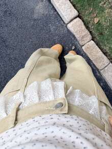 DAZY 少女口袋纽扣蕾丝拼接休闲百搭日常阔腿牛仔裤 - 卡其色 - 查看 1