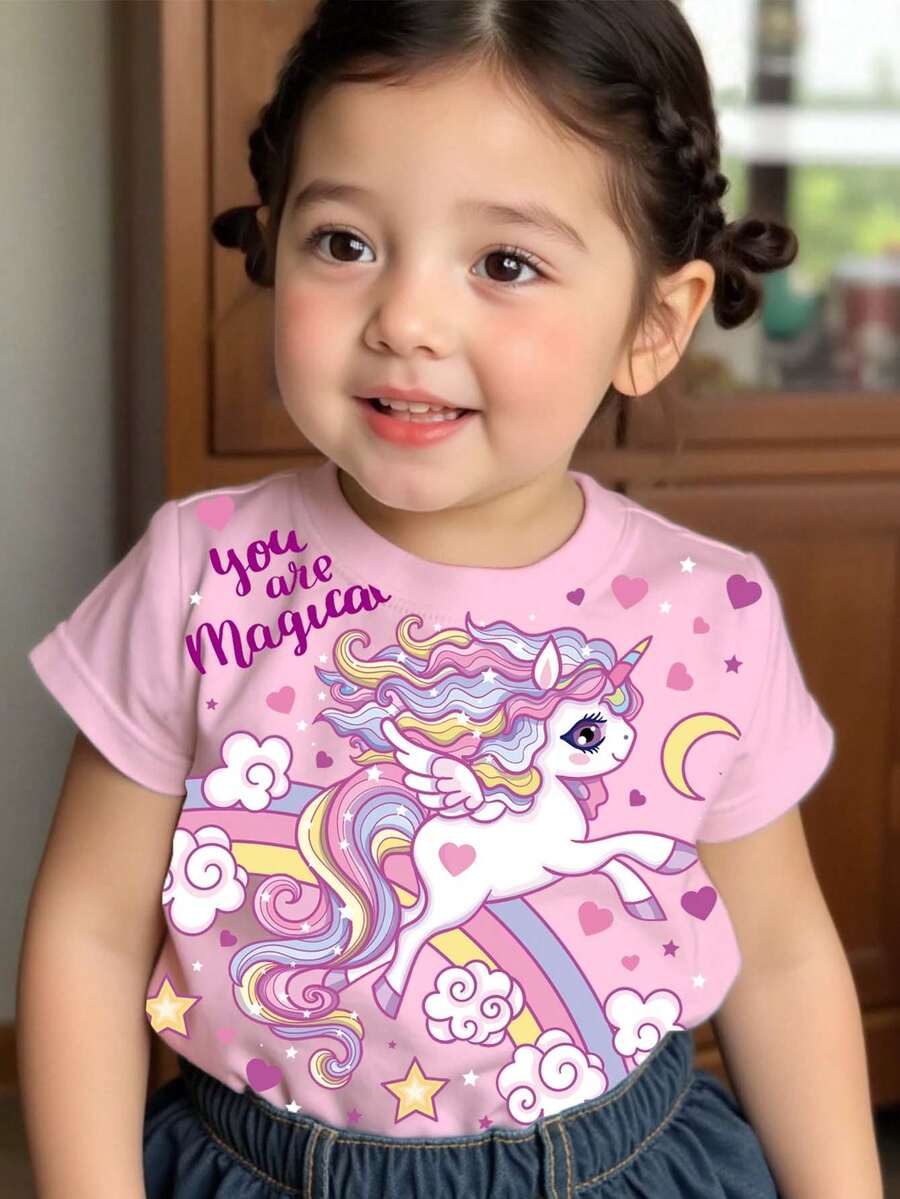 梦幻独角兽幼儿T恤，采用柔和的马卡龙色调，饰有彩虹、云朵和飞翔的独角兽图案，并印有温馨的“你就是魔法”标语，适合日常穿着、周末郊游、野餐，柔软可爱，是春夏的理想之选。 - 彩色 - 查看 1