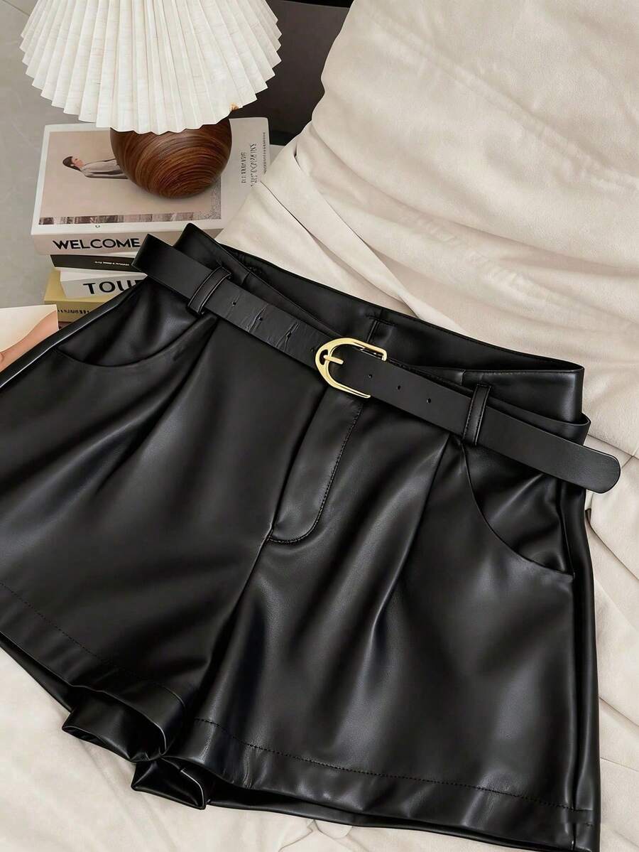 Airaco Shorts de mujer de piel sintética de PU versátiles y elegantes para uso diario y fiestas - Negro - Ver 1