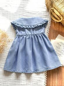 SHEIN Vintaside Kids 女婴牛仔连衣裙，浅蓝色水洗牛仔布，荷叶边彼得潘领，俏皮可爱；无袖设计，清爽舒适；高腰A字裙摆，活泼灵动；适合春夏穿着；轻盈亲肤，让宝宝看起来甜美可人。 - 淺色水洗藍 - 查看 2