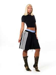 SUMWON WOMEN SUMWON 女款宽松针织平角短裤，弹性腰带，侧边饰有休闲条纹，穿着舒适休闲。 - 黑色 - 查看 5