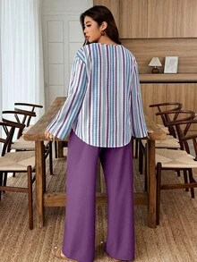 Breezaya Set de 2 piezas Traje de mujer talla grande con parte superior de estampado floral de cuello con muesca y mangas con botones en contraste de color y Bottom de unicolor, estampado aleatorio - Multicolor - Ver 2