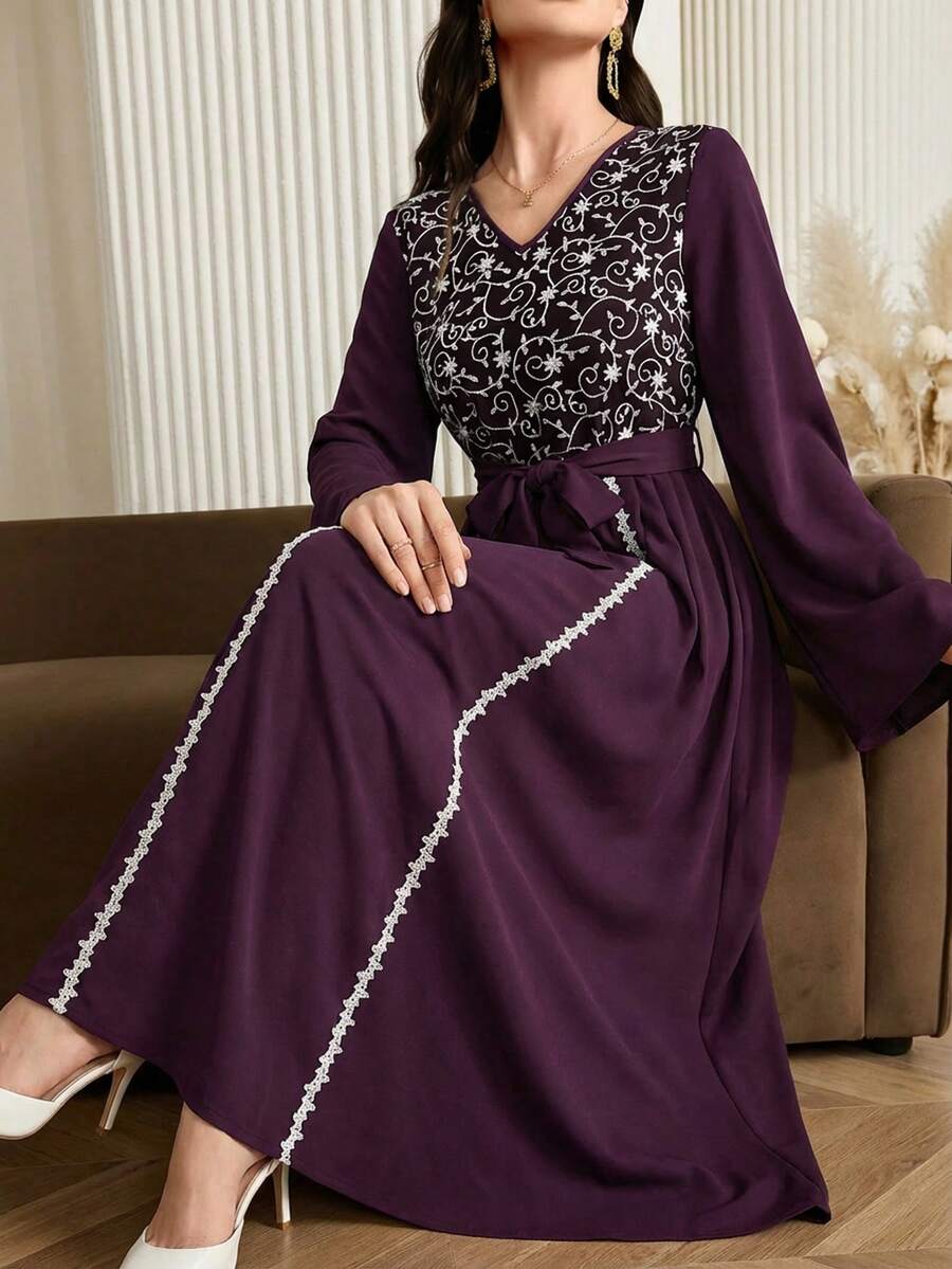 Al Najma 女款紫色花卉刺繡V領長袖優雅阿拉伯風保守A字腰帶式秋季長洋裝,適合晚宴派對 - 酒紅色 - 查看 1