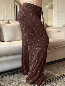 Dazy Plus Pantalones de pijama de pierna recta con cintura de cordón y estampado floral diminuto - Marrón - Ver 4