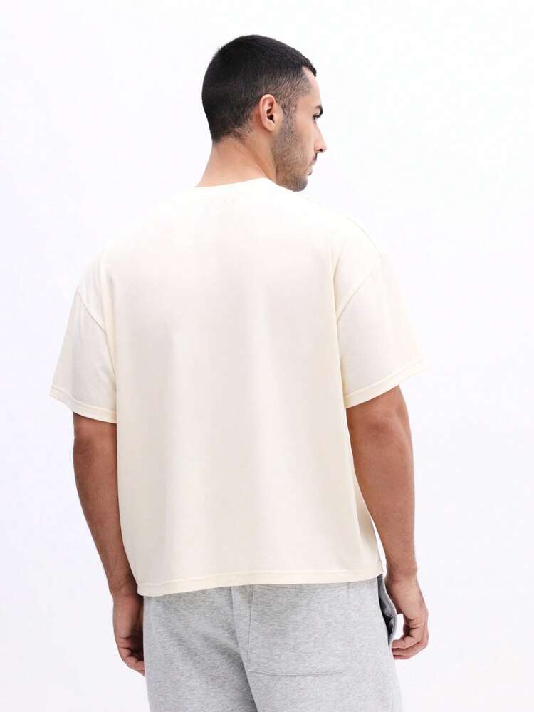 Camiseta de gola redonda com modelagem quadrada e estampa cursiva.