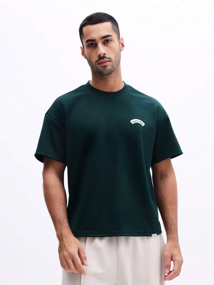 小さなロゴが入ったボックスクルーネックTシャツ