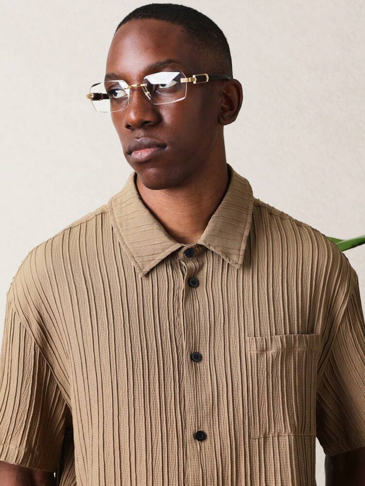 Camisa listrada de manga curta com botões