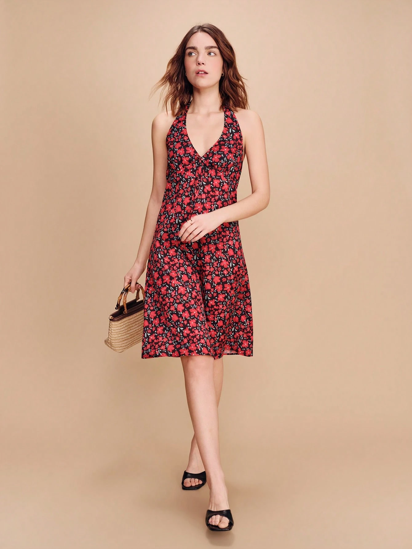 Sukienka midi bez rękawów w kolorze czarnym z nadrukiem kwiatowym