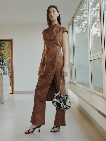 Nöista Çiçek desenli jakarlı, asimetrik etekli bluz ve Mao yakalı, yüksek bel, kloş pantolondan oluşan iki parçalı takım. Akşam davetleri, ilkbahar, yaz, resmi etkinlikler, günlük görünüm, Paskalya, uyumlu iki parçalı takım.