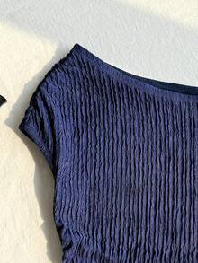 SHEIN Áo trễ vai xếp ly màu xanh hải quân cho bé gái tuổi teen, thiết kế không tay xếp ly có họa tiết, chất liệu mềm mại, phù hợp cho mùa hè, kiểu trễ vai + chất liệu có họa tiết độc đáo phù hợp cho trang phục thường ngày, không bó sát, dễ phối đồ và tạo nên vẻ ngoài nữ tính dịu dàng. - Xanh đậm - Xem 3