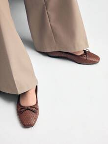 Mnmlis 女士棕色编织蝴蝶结装饰方头平底套脚鞋，棕色PU编织材质，法式捏嘴芭蕾舞鞋 - 棕色 - 查看 8