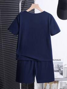SHEIN 2件套男童休闲简约圆领短袖T恤短裤套装，适合春夏季节日常穿着、运动、郊游、上学、聚会、节日、拍照等场合。 - 寶藍色 - 查看 2