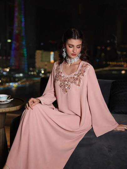 Al Najma 纯色不对称领口宽松长袖优雅奢华连衣裙，饰有3D立体花卉领饰