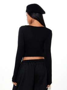 SUMWON WOMEN SUMWON 女装长袖露脐上衣，醒目印花，深V领，秋冬简约街头风 - 黑色 - 查看 2