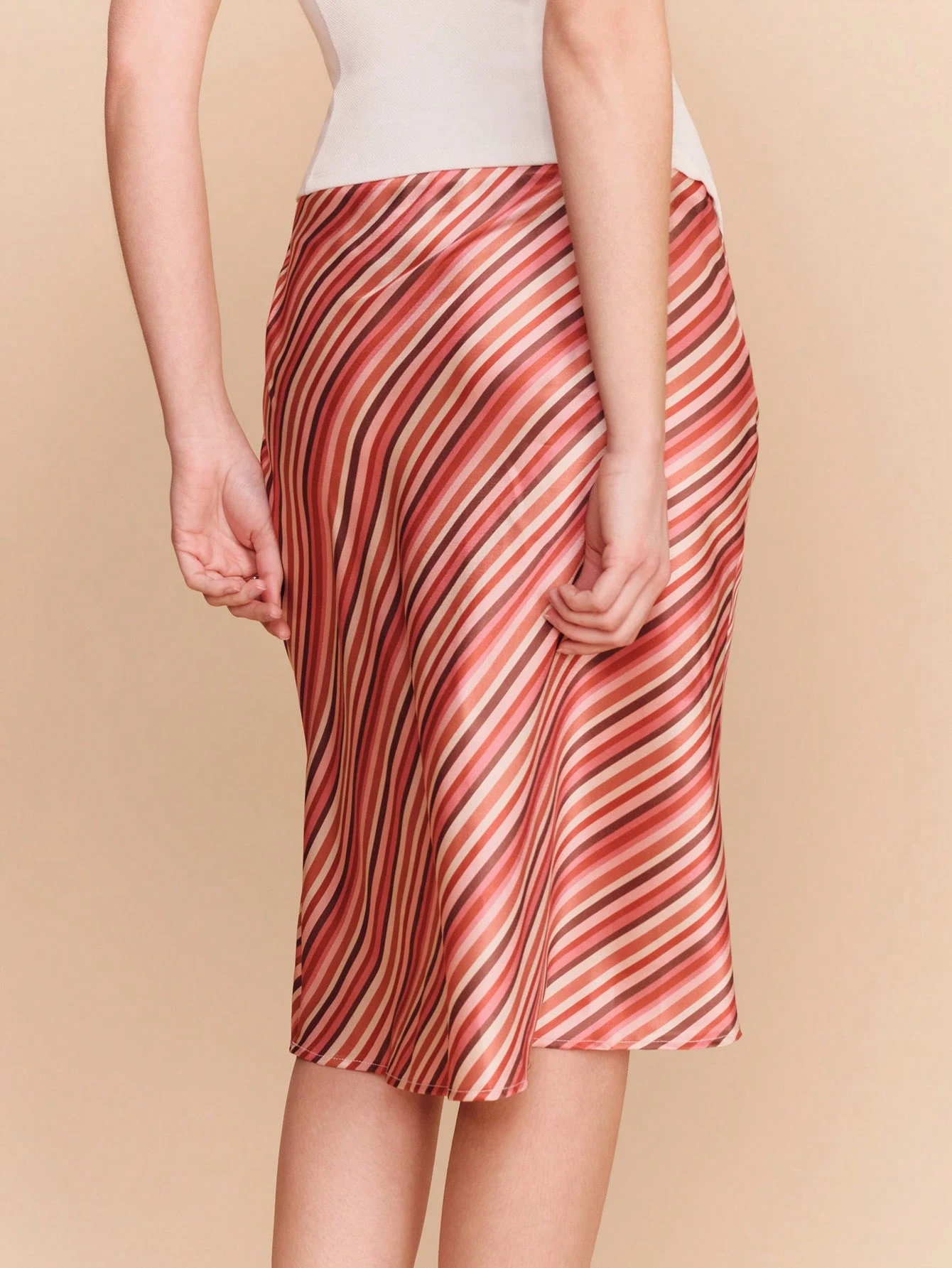 レトロ風ストライプ柄 ソフトドレープ マルチトーンサテンミディスカート、可愛いヴィンテージ春夏レディーススカート、ミドル丈スカート、ストライプスカート、リゾートアウトフィット、フレンチスタイル パリジャンスタイル