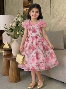 Menina jovem com um glamoroso vestido midi de organza com um grande laço nas costas. - Rosa - Ver 1