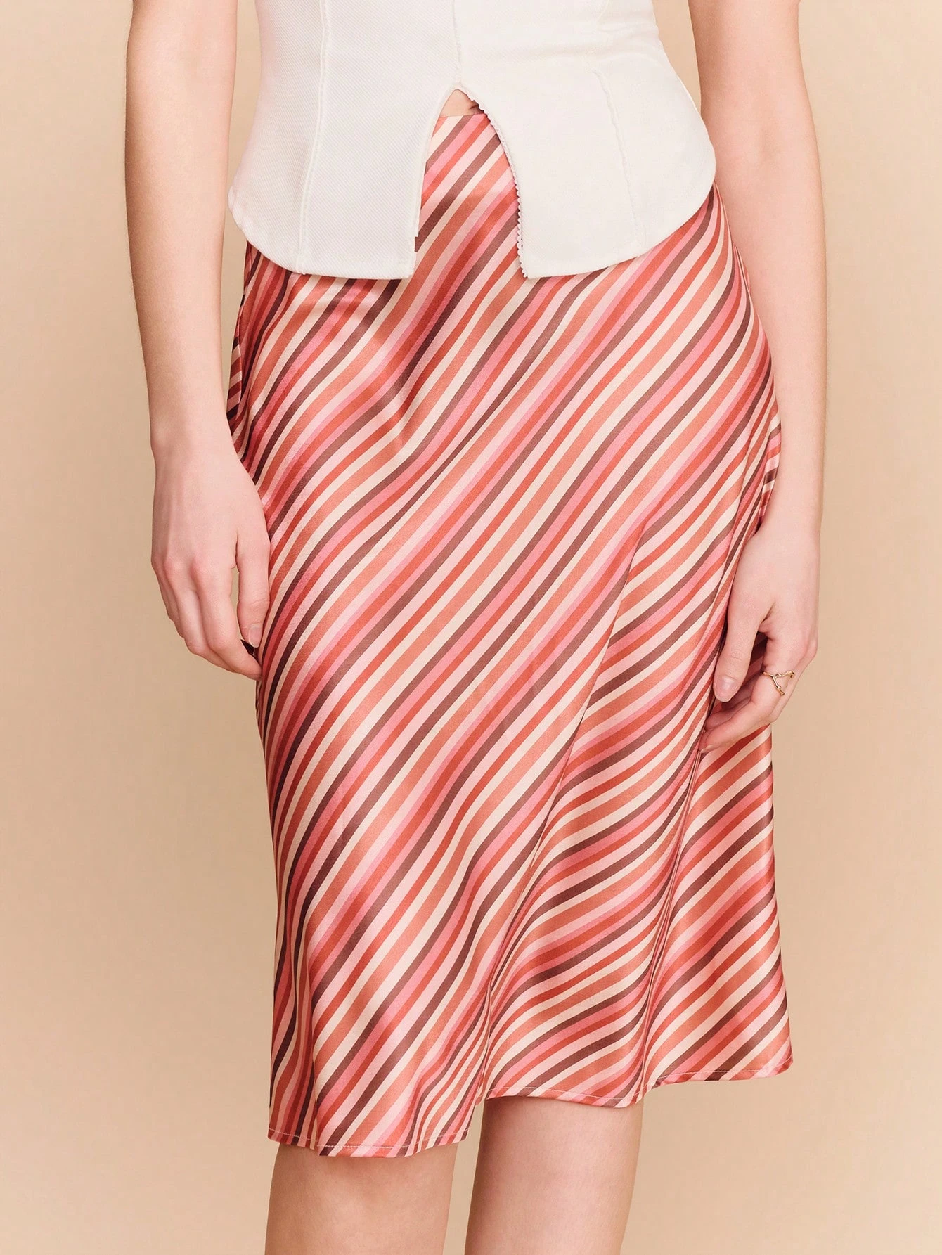 レトロ風ストライプ柄 ソフトドレープ マルチトーンサテンミディスカート、可愛いヴィンテージ春夏レディーススカート、ミドル丈スカート、ストライプスカート、リゾートアウトフィット、フレンチスタイル パリジャンスタイル