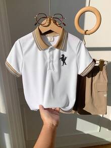 SHEIN 儿童男童休闲可爱骑士图案Polo衫和卡其色针织短裤两件套，适合上学、花园、海滩、生日、春季、夏季、秋季和冬季穿着。 - 白色 - 查看 4