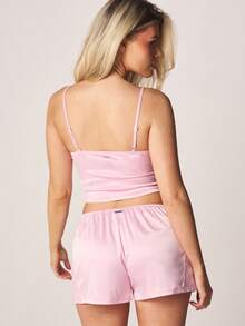 Missguided x Playboy 缎面吊带背心和短裤睡衣套装，蕾丝边饰V领睡衣家居服套装，情人节礼物 - 粉色 - 查看 3