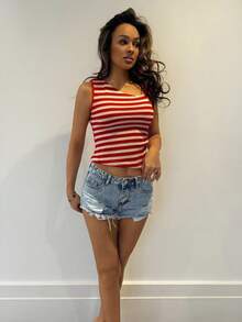 RebeccaVibe 女士节日红白条纹针织不对称领口修身上衣，适合派对、圣诞节、约会、海滨、狂欢节、夏季 - 紅白色 - 查看 4