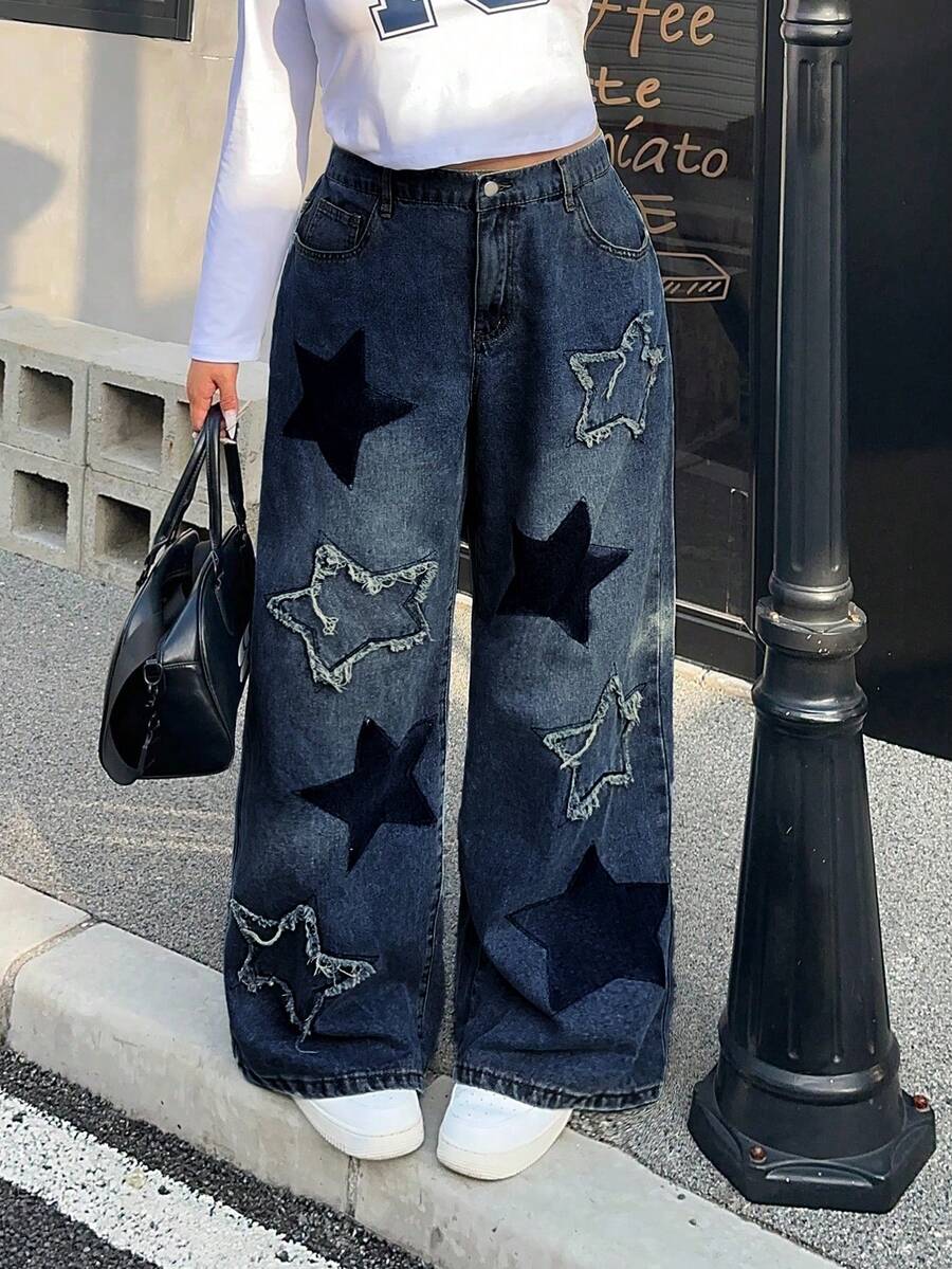 SHEIN ICON Quần jeans dáng suông rộng rãi, thoải mái, có túi trang trí hình ngôi sao năm cánh, cỡ lớn. - Rửa tối - Xem 1