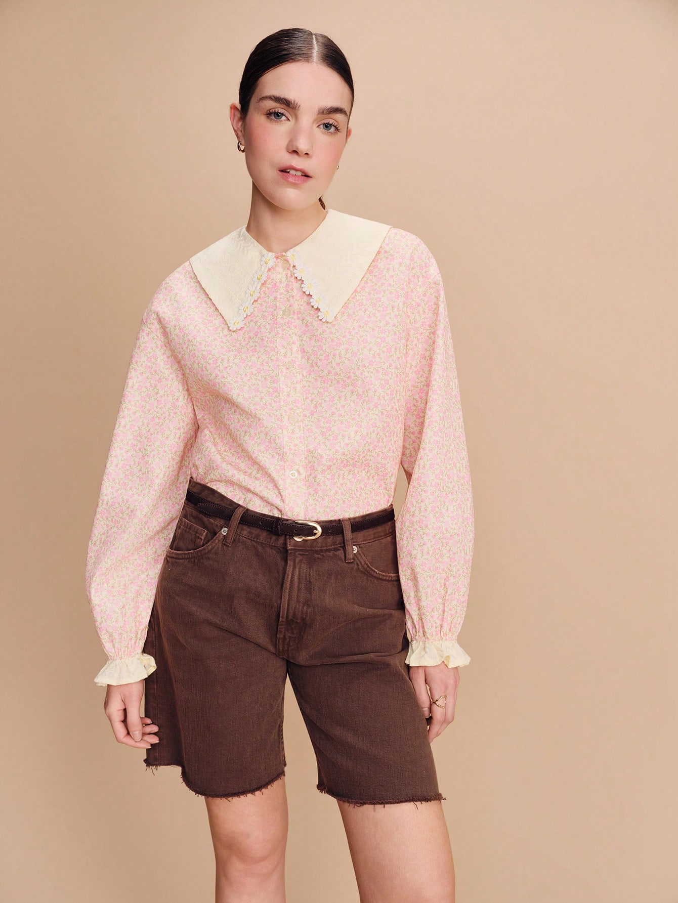 Hellgelbes Blumenhemd mit Gänseblümchen-Besatz und strukturiertem Stoff