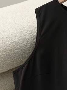 GlowEve CURVE 大码春夏优雅休闲圆领无袖连衣裙，饰有金色纽扣，A字裙摆。简约时尚的黑色中长款女装，通勤必备。适合春季、夏季穿着，优雅百搭，休闲百搭，夏季度假必备，黑色连衣裙，婚礼宾客礼服，海滩度假礼服，商务女装。优雅女装，职业装，黑色女装，女士正式礼服，经典连衣裙，男士经典连衣裙。 - 黑色 - 查看 5