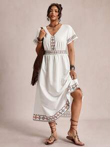 SHEIN LUNE 大码几何印花V领短袖连衣裙，夏季度假 - 白色 - 查看 2