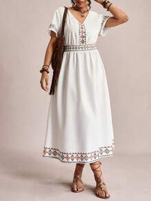 SHEIN LUNE 大码几何印花V领短袖连衣裙，夏季度假 - 白色 - 查看 4