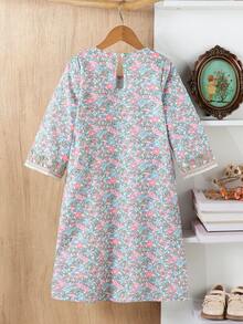 SHEIN Đầm maxi dài tay họa tiết hoa nhí cho bé gái 4-7 tuổi, kiểu dáng mùa xuân/hè, có bèo nhún, thời trang và thanh lịch, phù hợp mặc hàng ngày, đi nghỉ mát, đi học và các hoạt động ngoài trời. - Nhiều màu - Xem 2