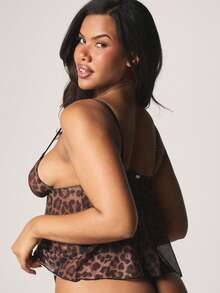 Missguided x Playboy 豹纹吊带睡裙和丁字裤套装，蕾丝边饰黑色撞色细节，情人节内衣 - 彩色 - 查看 3