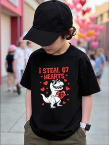 SHEIN Streecool Kids 情人节男孩休闲时尚创意个性精致简约挖掘机图案心形经典标语印花休闲基础款舒适短袖T恤，充满情人节氛围，适合男孩在情人节穿着，波兰风格户外上衣。 - 黑色 - 查看 6