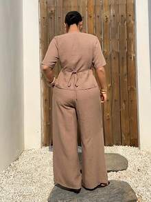 Dazy Plus Conjunto informal de 2 piezas de talla grande para mujer, con blusa de manga corta y pantalones en unicolor, para uso en verano - Marrón - Ver 2