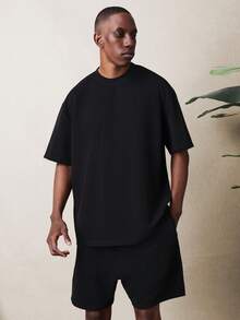 SUMWON Conjunto de camiseta de cuello redondo y pantalones cortos casuales en color negro con estampado de texto en la espalda para hombre - Negro - Ver 3