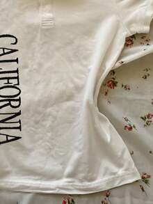 SHEIN Blusa de manga corta ajustada con estampado de letras y decoración de botones para mujer de talla grande - Blanco - Ver 4