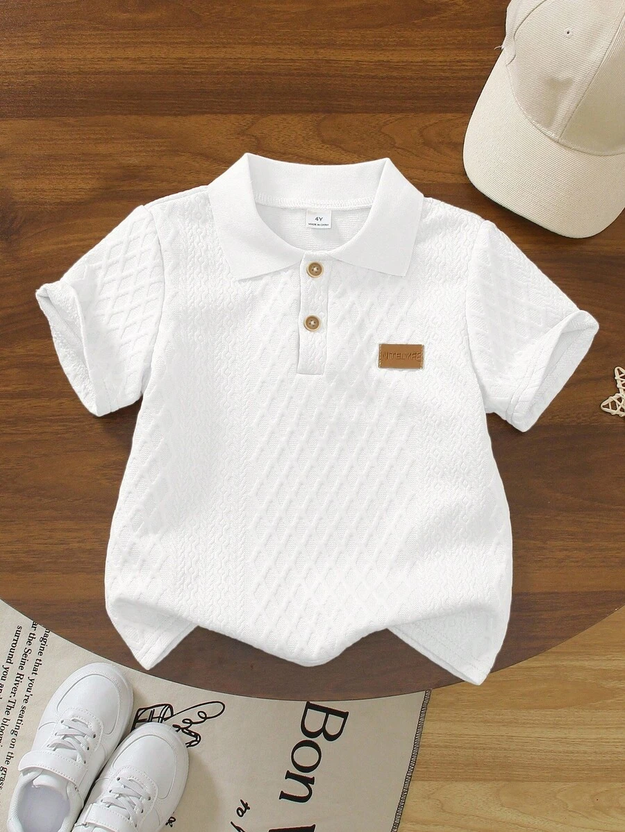 SHEIN Genkimix Kids 一件男童米色 Polo 衫，领口和袖口饰有黑色滚边，增添细节感；表面菱形纹理提升质感；左胸饰有创意“皮革贴片”设计；适合商务休闲、日常通勤、半正式社交活动和学校穿着。 - 白色 - 查看 1