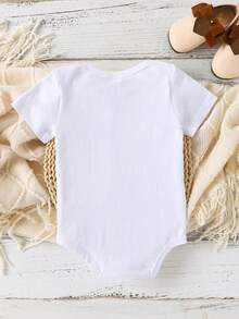 Baby Girl Simple Letter Print White Romper Suitable For Spring/Summer, "I'M MY DADDY'S GIRL AND MY MOMMY'S WORLD" Bow Print Cute Romper Summer Outfit - White - View 2