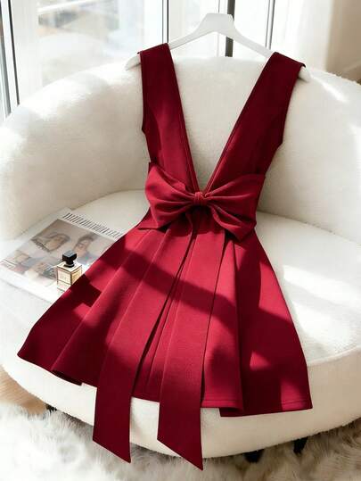GlowEve 新款优雅性感V领露背修身连衣裙，腰间饰有蝴蝶结，酒红色，奢华欧式风格，适合独立日和节假日穿着。
