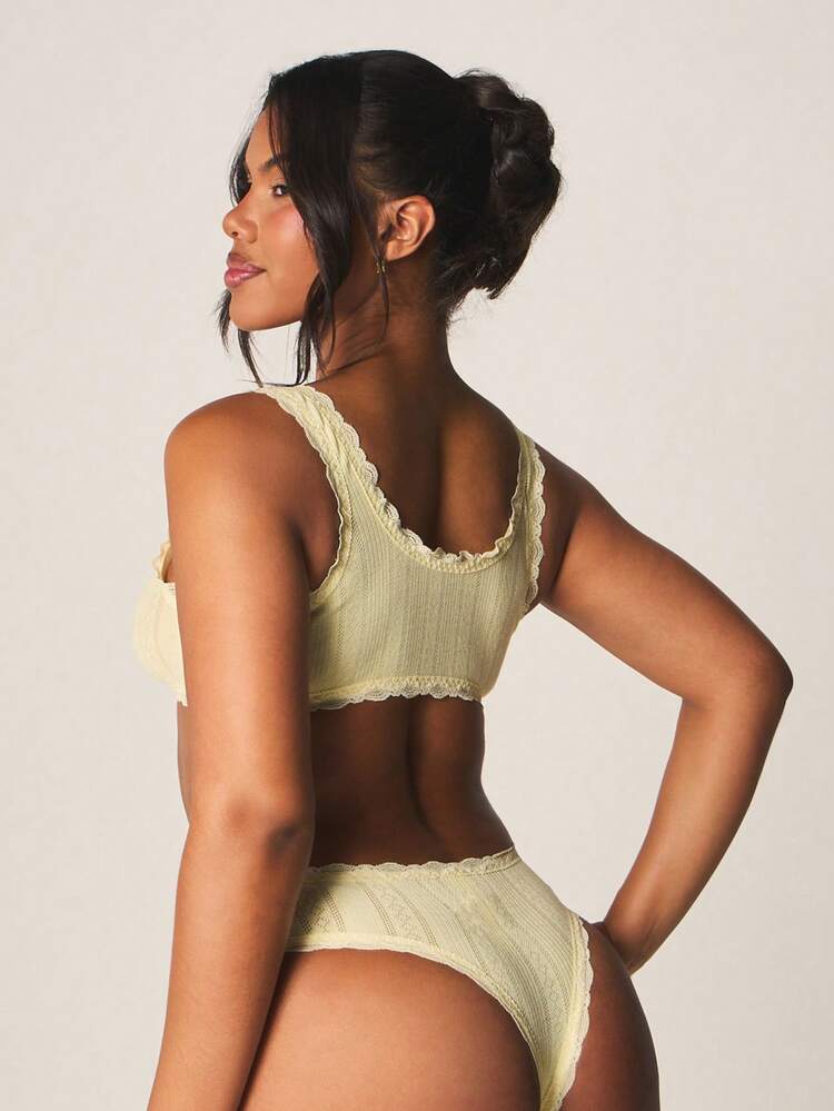 MISSGUIDED Conjunto de lencería con bralette y calzón con borde de encaje de puntilla, bordes festoneados y pequeños detalles de lazos