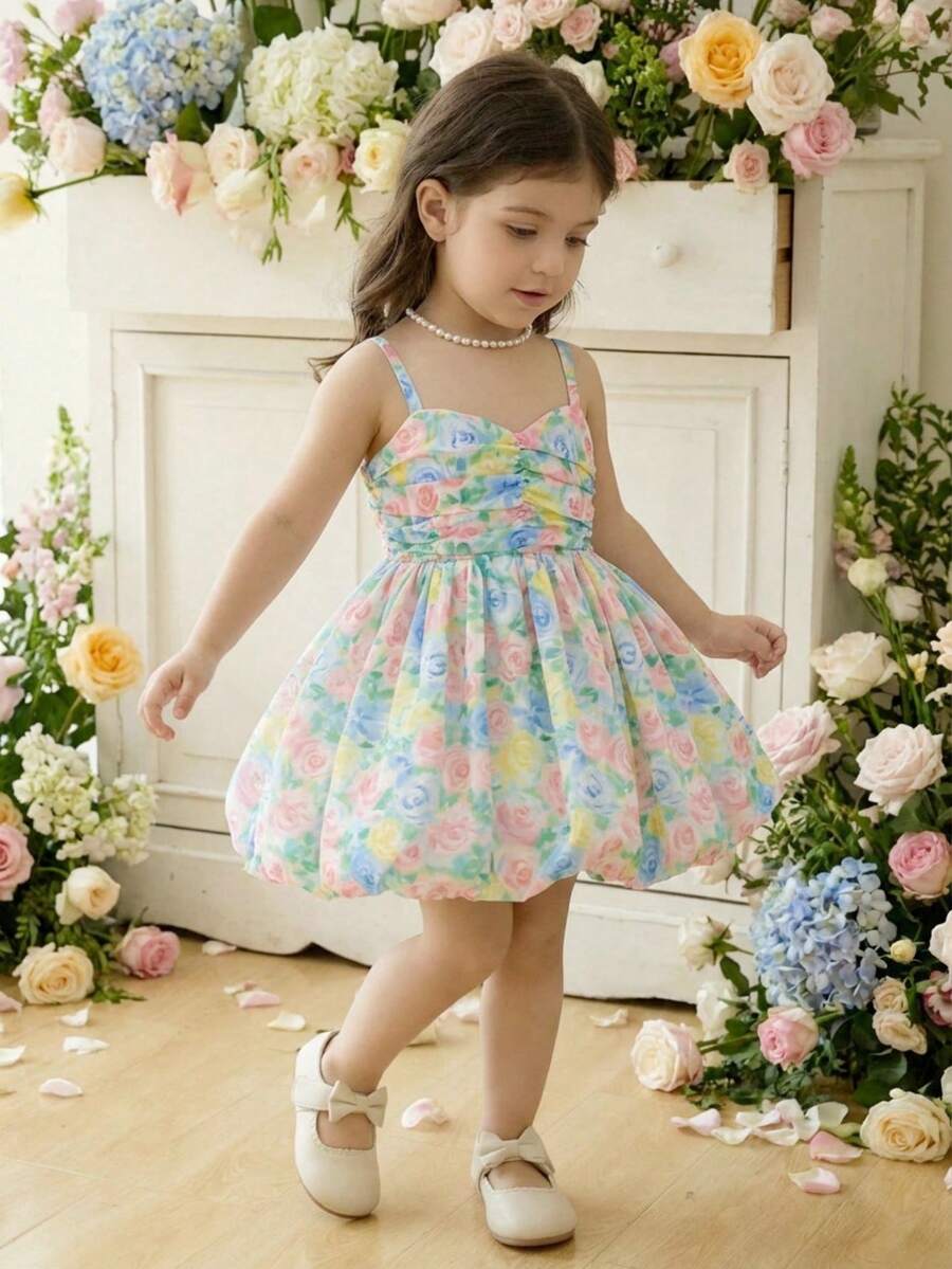 SHEIN 这款女婴吊带连衣裙，采用褶皱设计，通体数码印花，色彩缤纷的玫瑰图案，舒适甜美，可爱迷人，是度假的完美之选。 - 彩色 - 查看 1