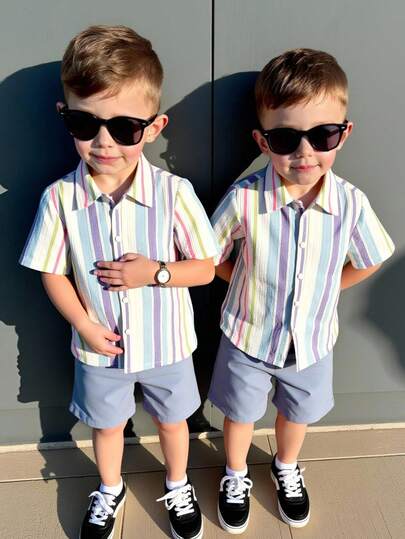 男童休闲杏色 Polo 领短袖开衫衬衫搭配松紧腰短裤套装，采用纹理提花面料，适合居家、外出、上学、旅行和度假穿着。