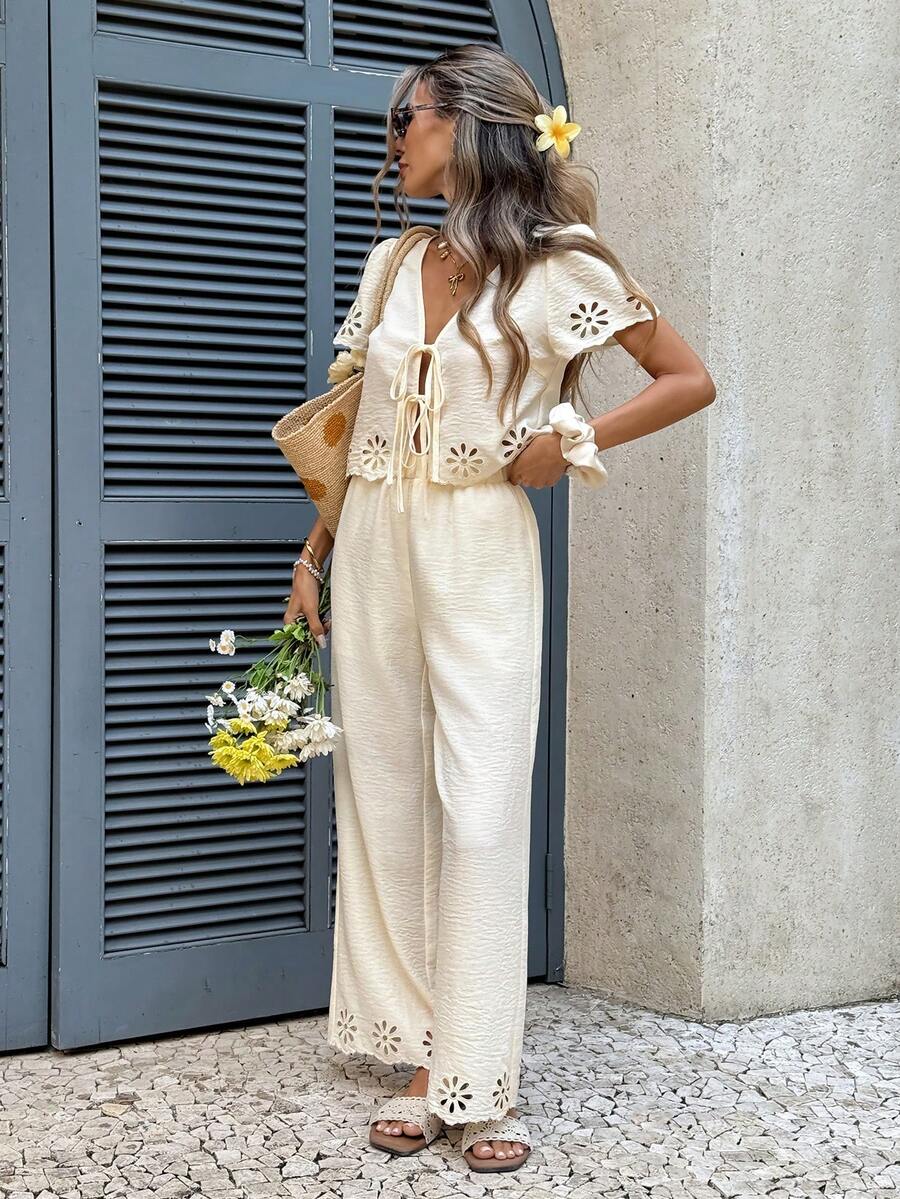 Serisse 2026新款女士纯色刺绣激光镂空泡泡袖系带上衣和长裤两件套，法式镂空刺绣花卉短袖上衣+高腰阔腿裤套装，前系带设计，休闲舒适的两件套夏季女装，适合春夏海滩度假、野餐、度假、海滩度假装、假日装、夏季服装、夏季服装、女士度假套装、潮流套装、最新款女士套装、夏季套装、沙滩套装、休闲套装、毕业套装、假日套装 - 杏色 - 查看 1