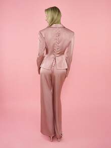 OverBlushhh 女士粉色缎面修身西装外套，后背系带，肩部线条硬朗，长袖，前襟纽扣，优雅、性感、时尚，适合派对、生日、办公、约会、情人节、婚礼宾客等场合，春季穿着。 - 紫色 - 查看 4