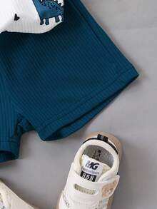 SHEIN Conjunto de top sin mangas con estampado de dinosaurio de dibujos animados y pantalones cortos verdes lisos para bebé niño, con un estilo alegre y lindo, adecuado para aventuras al aire libre, ropa cómoda para el hogar y momentos felices de fiesta - Azul - Ver 3